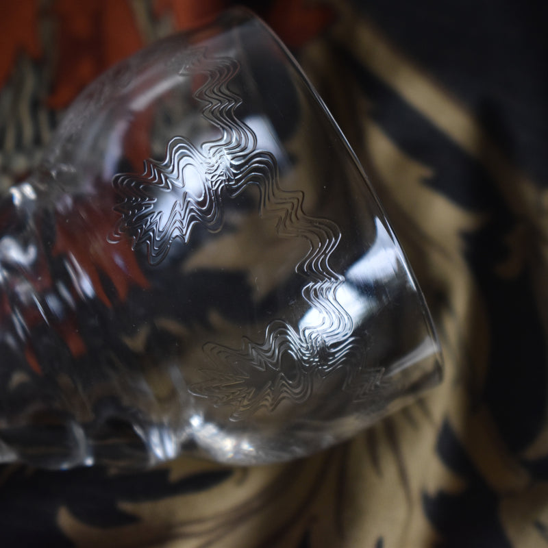 アンティーク白ワイングラス エッチングZigZag