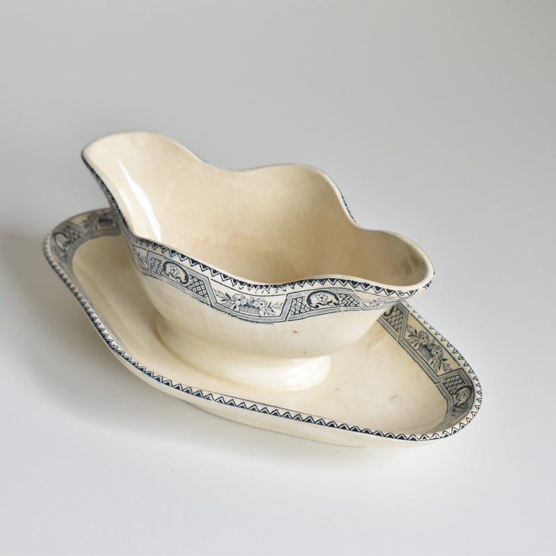 Salins-les-bains窯(サラン窯）のアンテイークソーシエール　Martainvilleシリーズです。