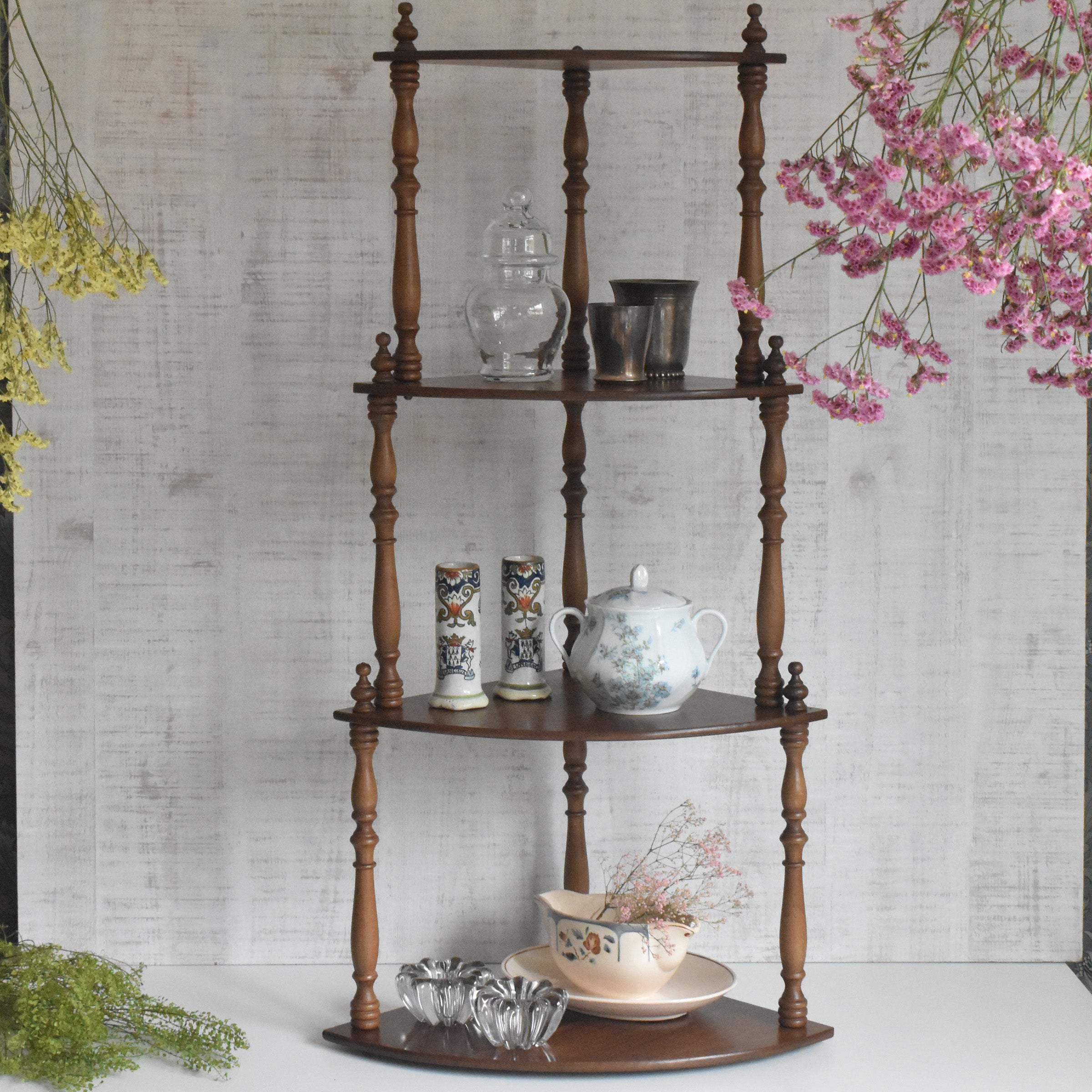 ヴィンテージ ラタン コーナーシェルフ 飾り棚 家具 古道具 ヴィンテージ コーナーシェルフ 4段 — Loane Interior
