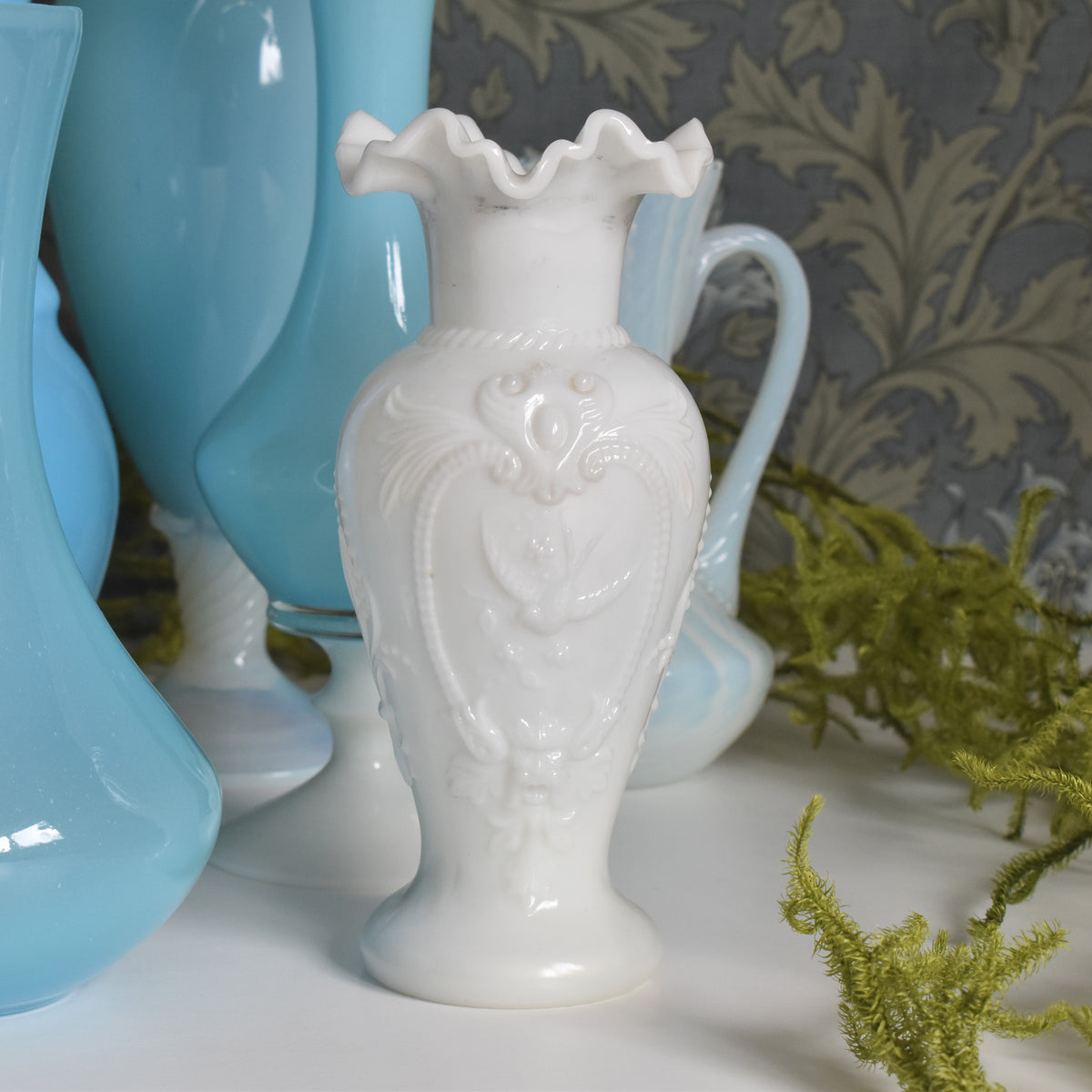 vintage-flower-opaline-white-