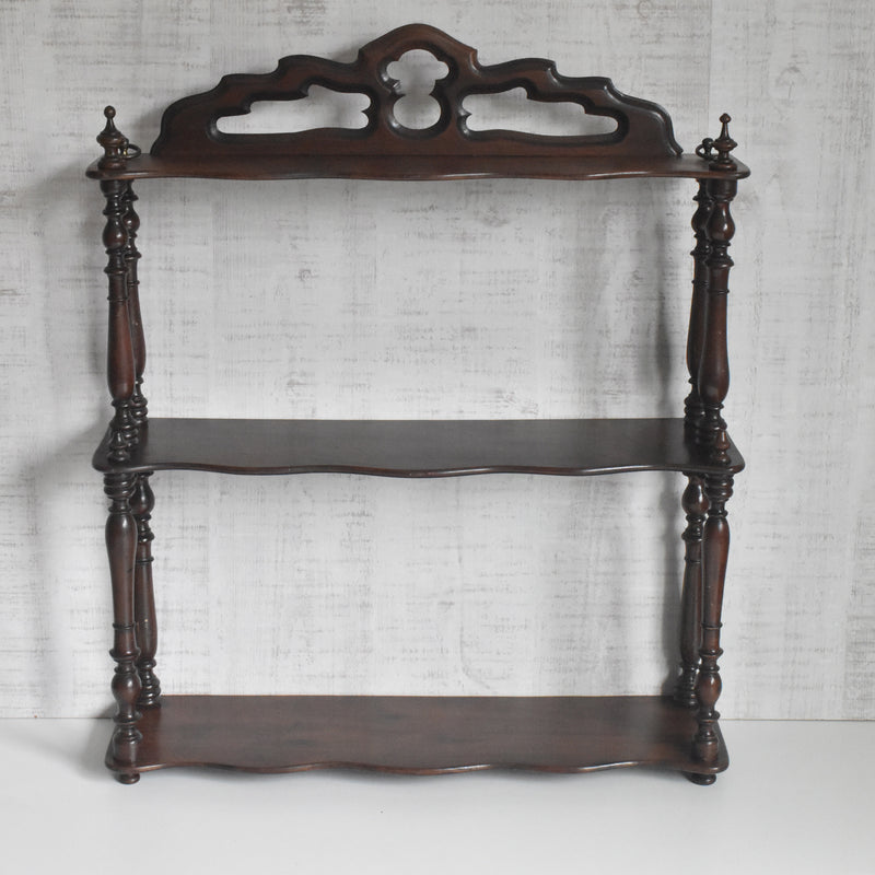 ヴィンテージ　3段シェルフ　飾り彫りトップ