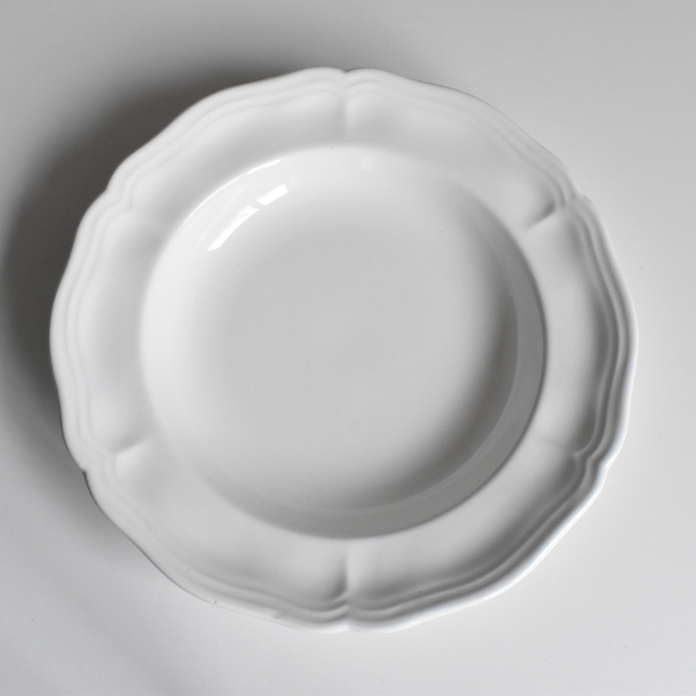 ヴィンテージ深皿 ロンシャン 花リム ホワイト A — Loane Interior