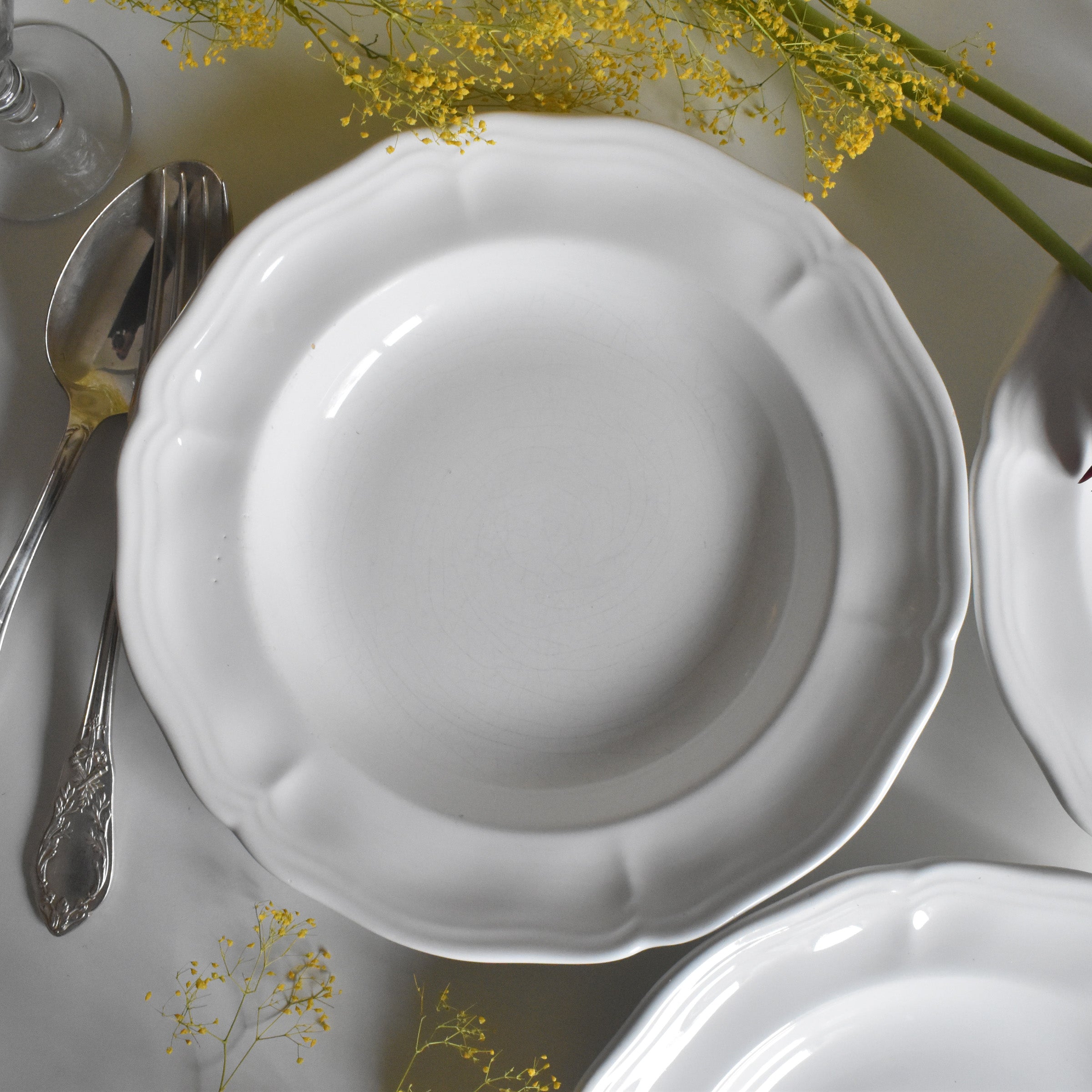 ヴィンテージ深皿 ロンシャン 花リム ホワイト C — Loane Interior