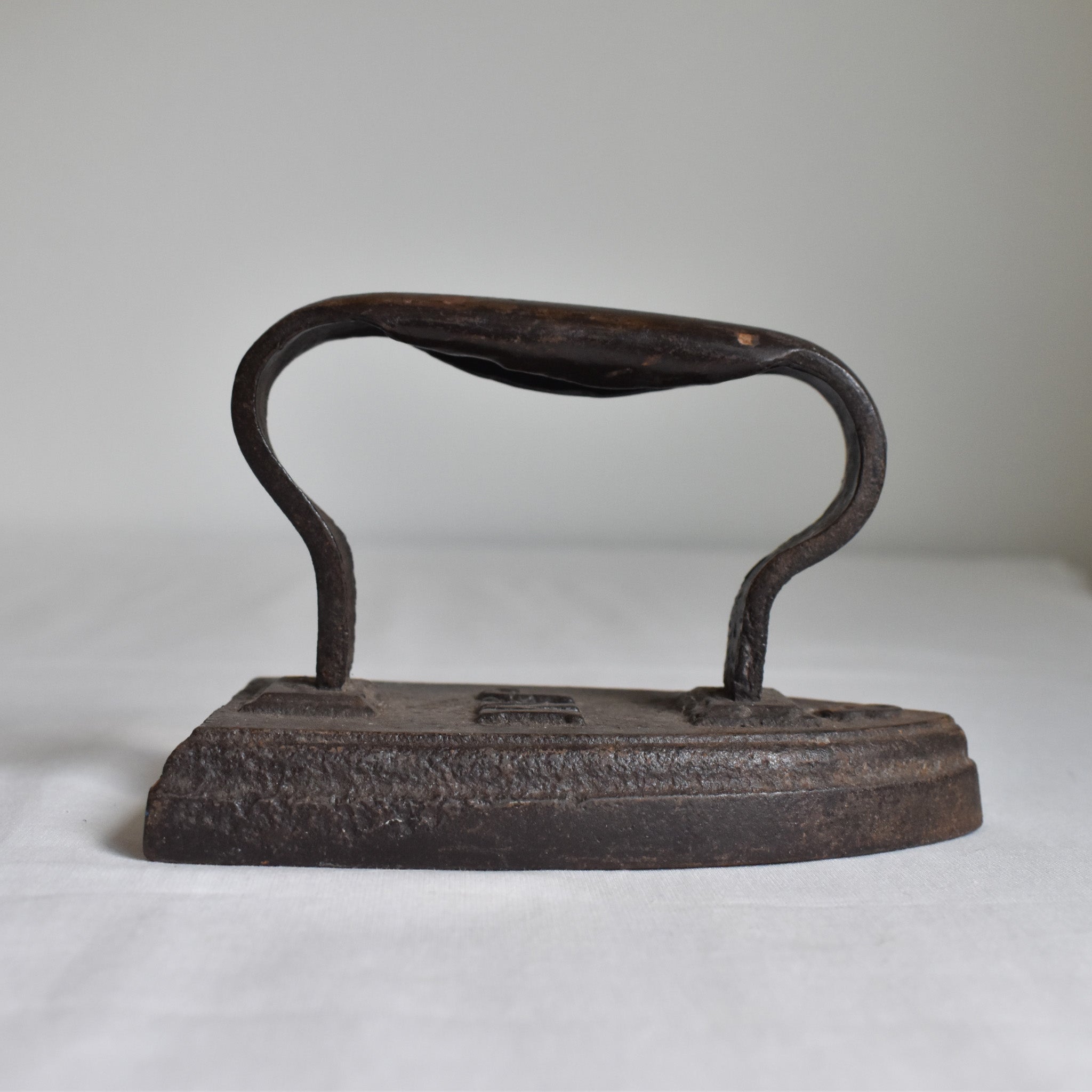 フランスのアンティーク アイロン JM — Loane Interior