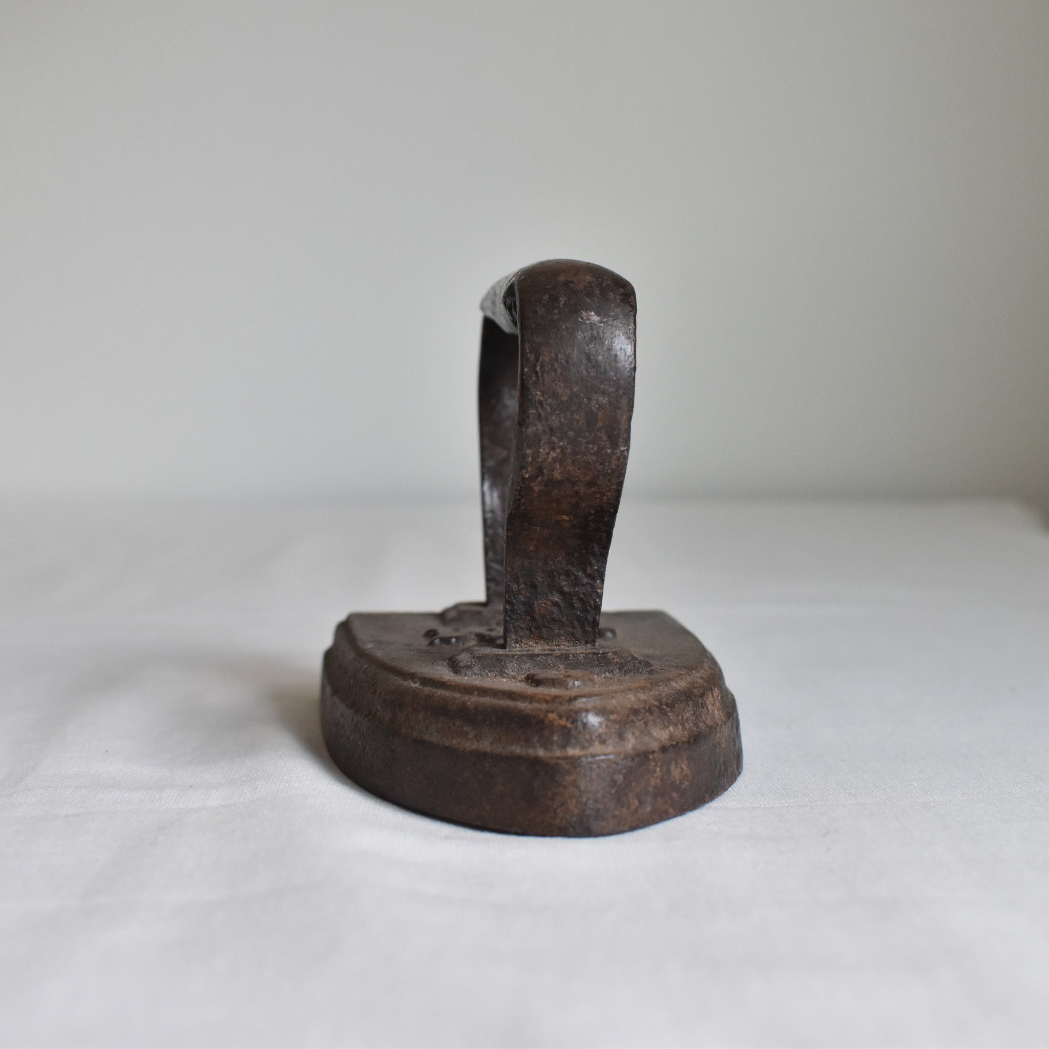 フランスのアンティーク アイロン JM — Loane Interior