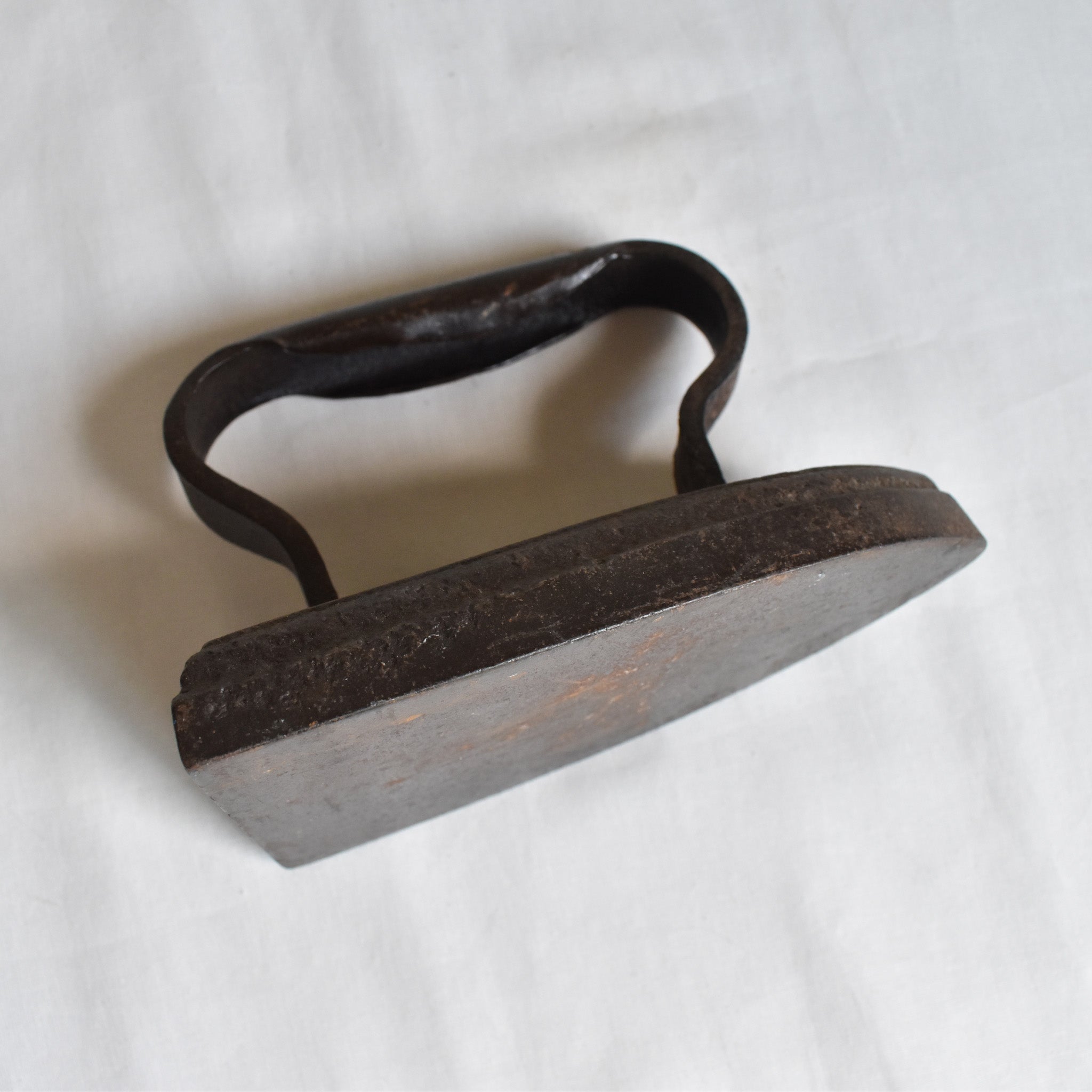 フランスのアンティーク アイロン JM — Loane Interior