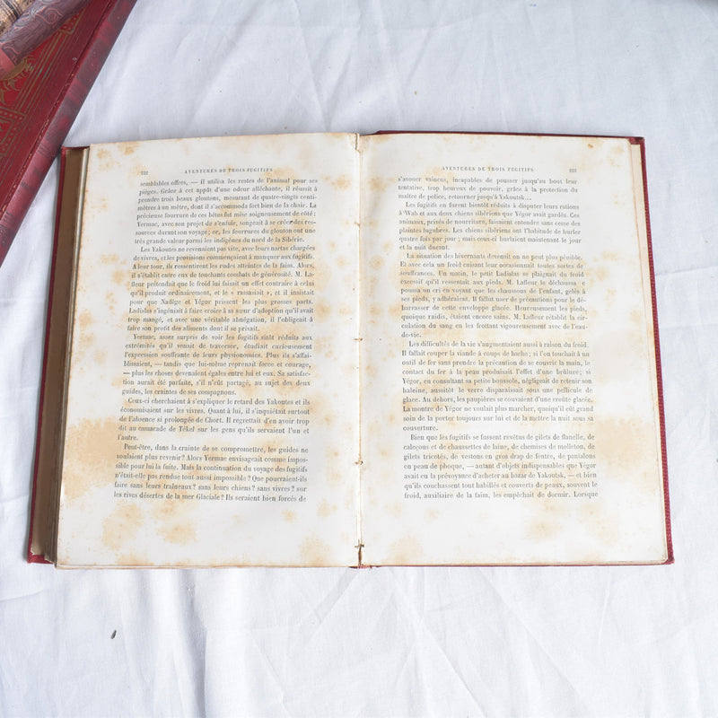 Antique book: Les aventures de trois Fugitifs