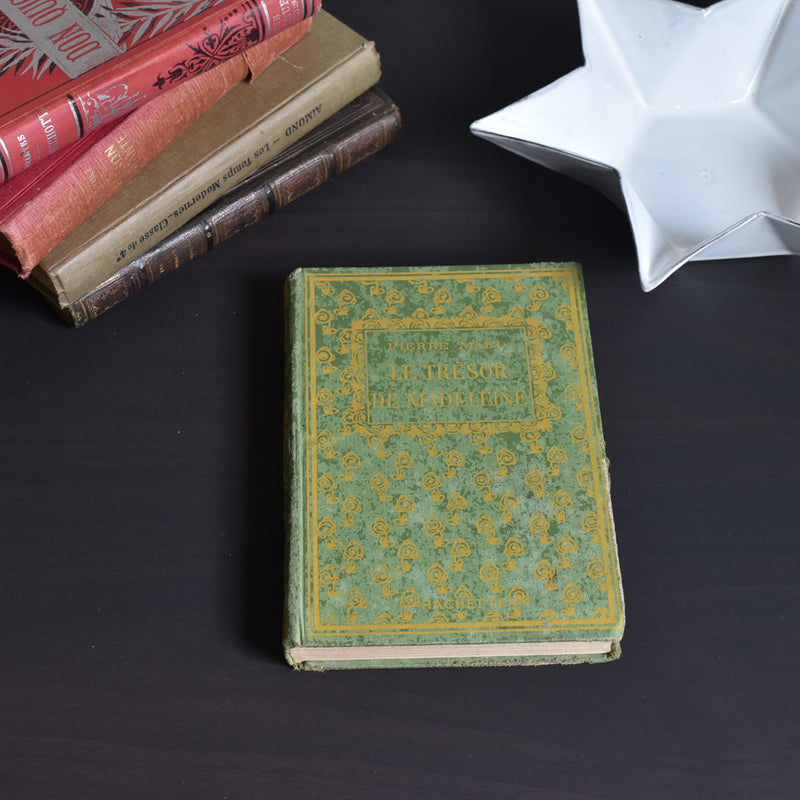 Antique book: Le Trésor de Madelaine (published 1923)