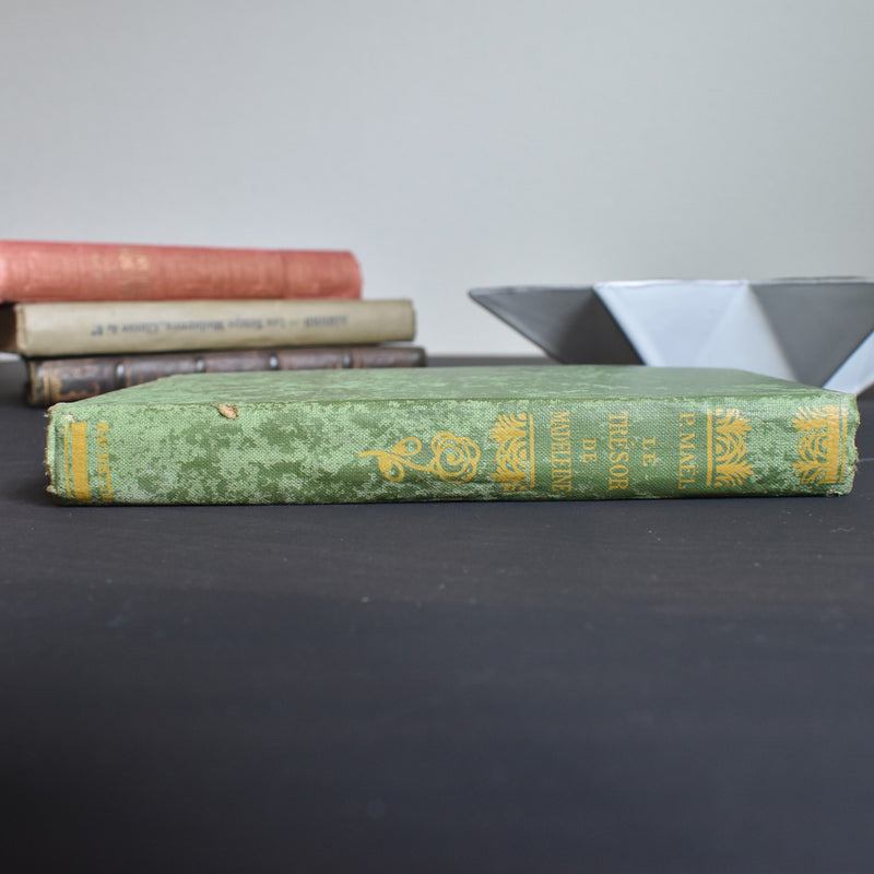 Antique book: Le Trésor de Madelaine (published 1923)