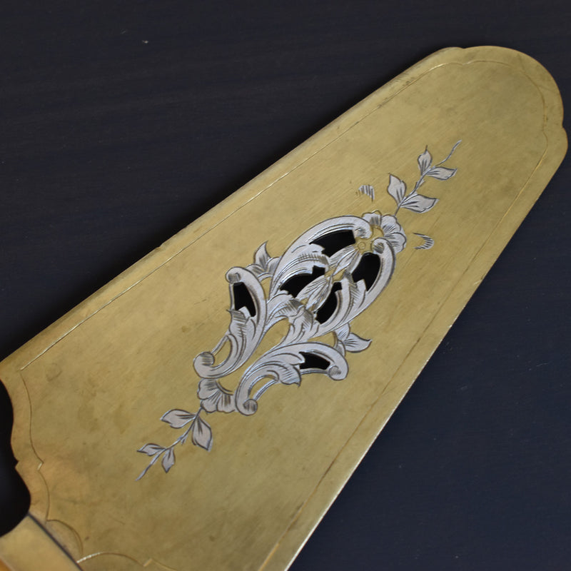 Cake server, gold-colored