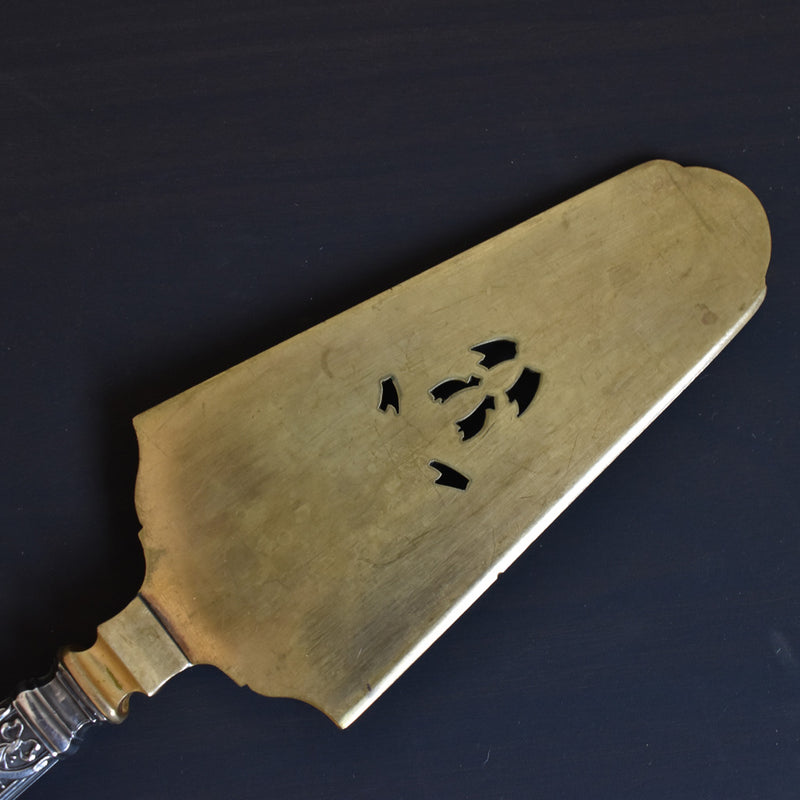 Cake server, gold-colored