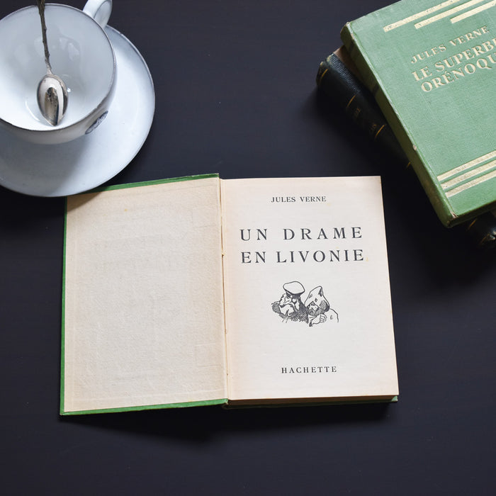 ヴィンテージ本　Jules Vernes Un Drame en Livonie