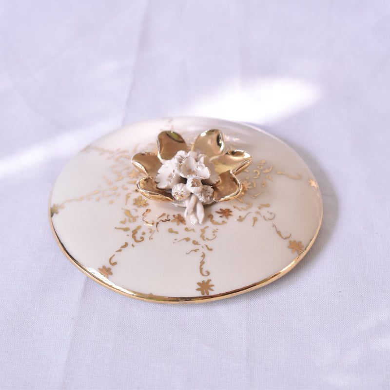 ドラサンヴァル  ヴィンテージ  ボンボニエール　ホワイトフラワー　蓋2