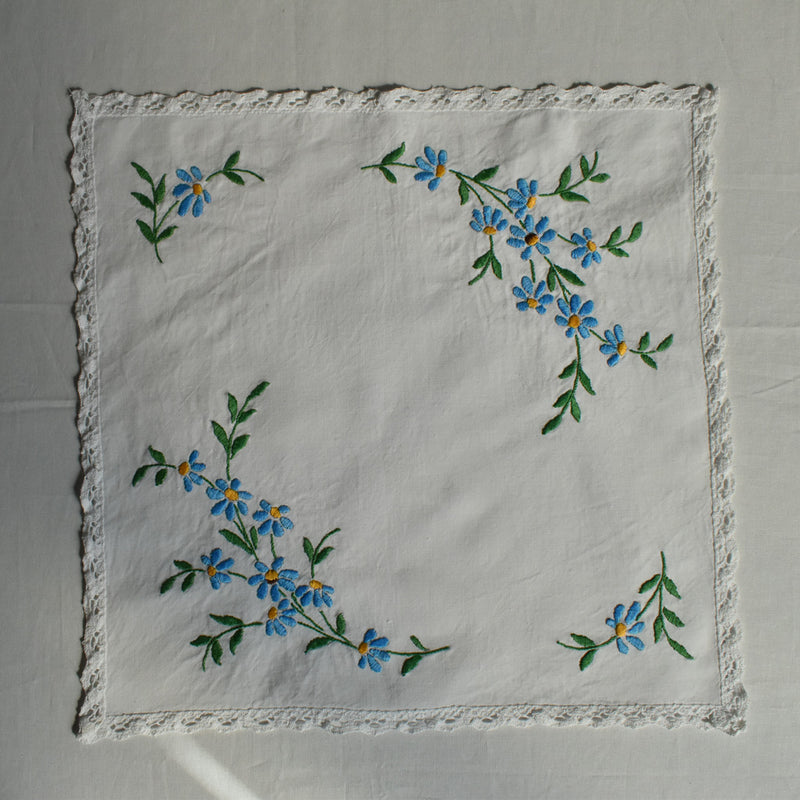 ヴィンテージテーブルセンター　正方形　青い花の刺繍