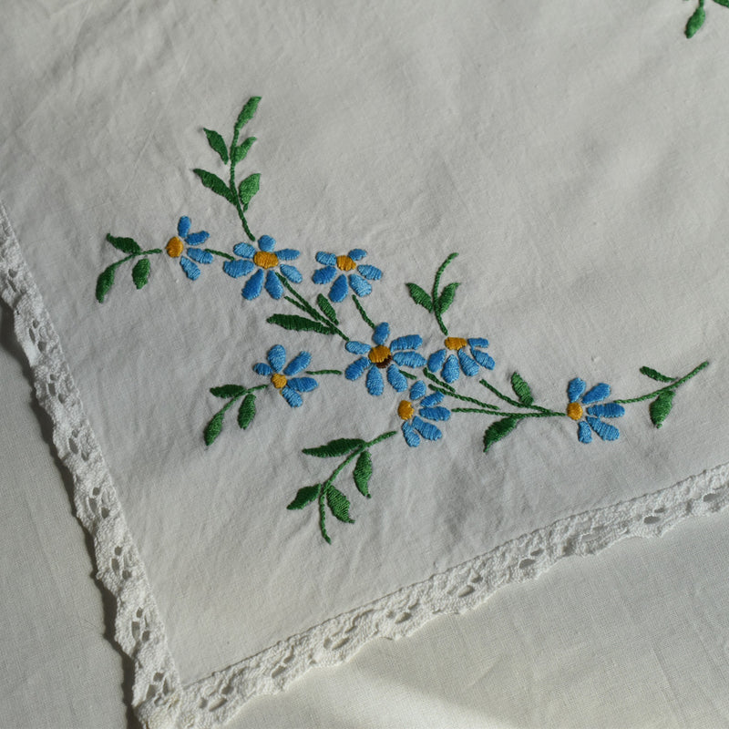ヴィンテージテーブルセンター　正方形　青い花の刺繍