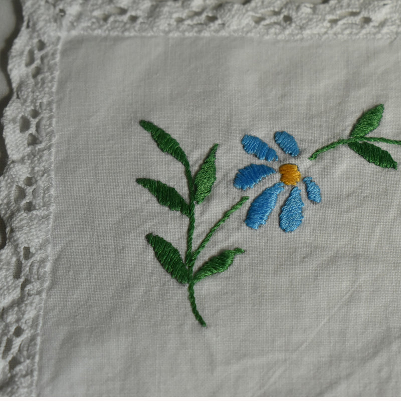 ヴィンテージテーブルセンター　正方形　青い花の刺繍