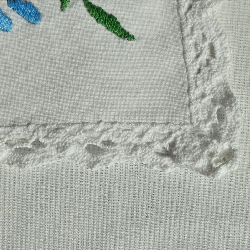 ヴィンテージテーブルセンター　正方形　青い花の刺繍