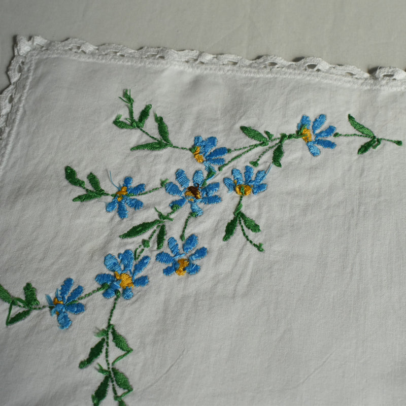 ヴィンテージテーブルセンター　正方形　青い花の刺繍