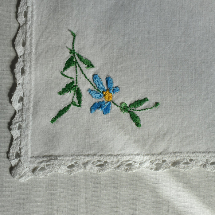 ヴィンテージテーブルセンター　正方形　青い花の刺繍