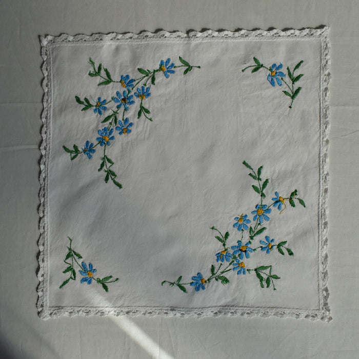 ヴィンテージテーブルセンター　正方形　青い花の刺繍