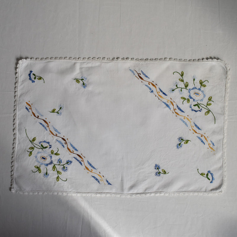 ヴィンテージテーブルセンター　青い花の刺繍