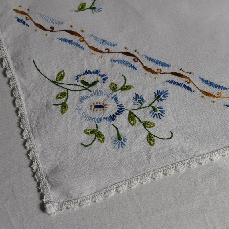 ヴィンテージテーブルセンター　青い花の刺繍