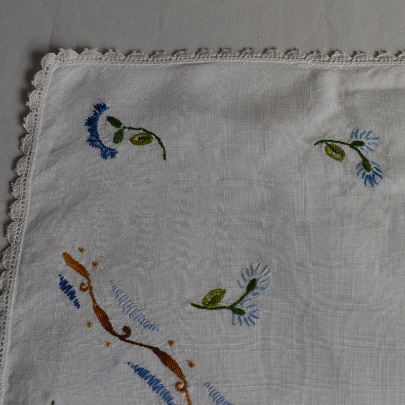 ヴィンテージテーブルセンター　青い花の刺繍