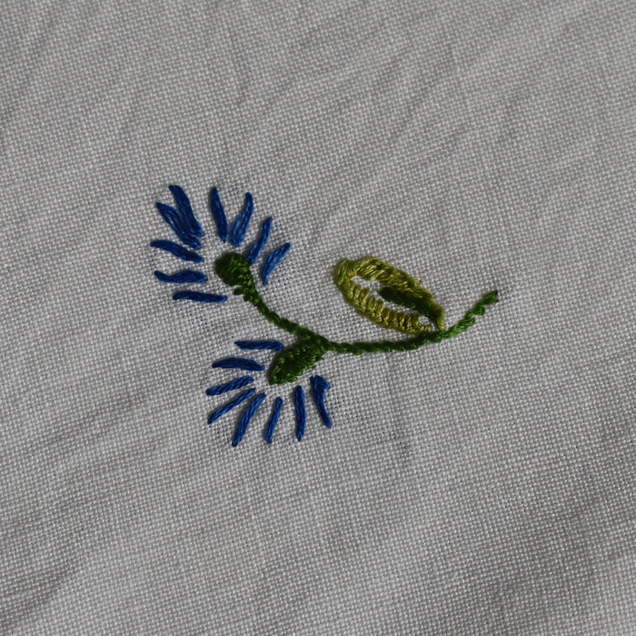 ヴィンテージテーブルセンター　青い花の刺繍