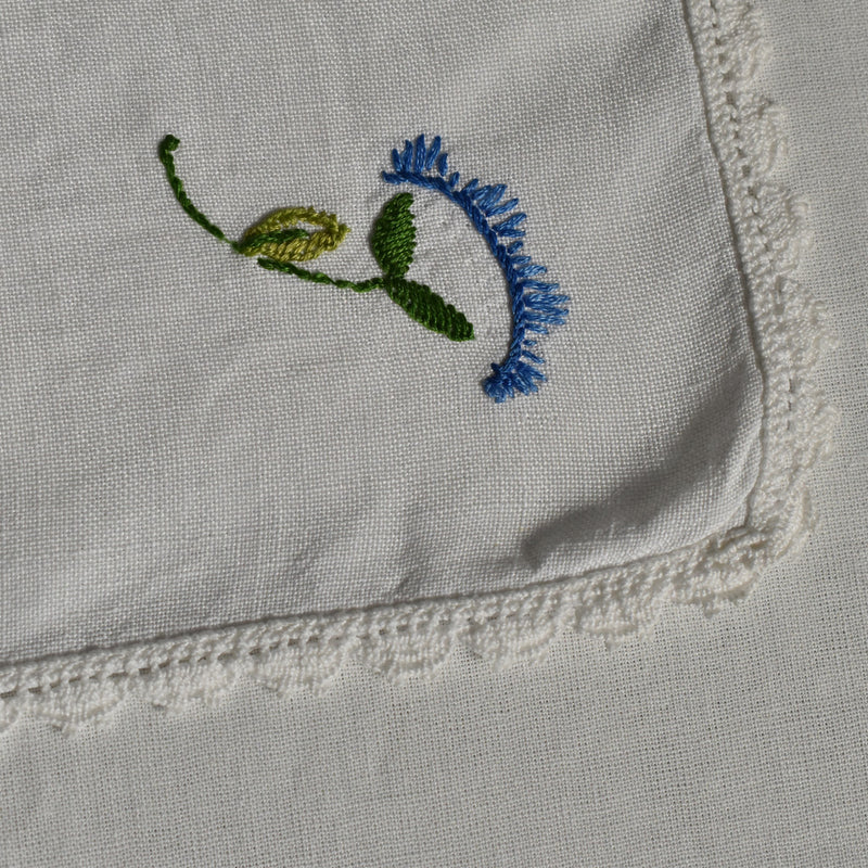 ヴィンテージテーブルセンター　青い花の刺繍