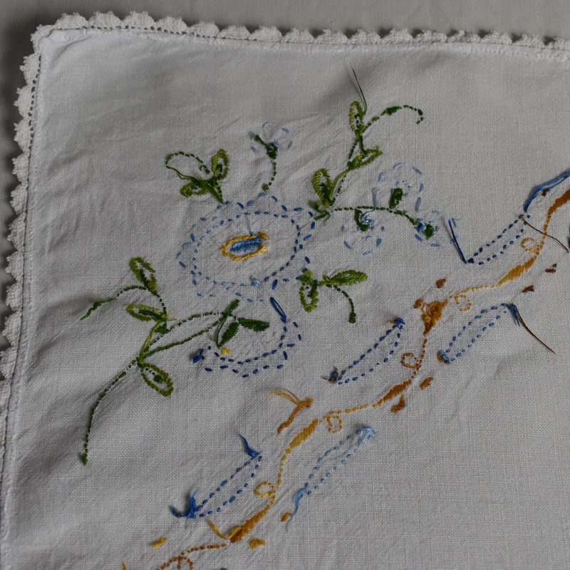 ヴィンテージテーブルセンター　青い花の刺繍