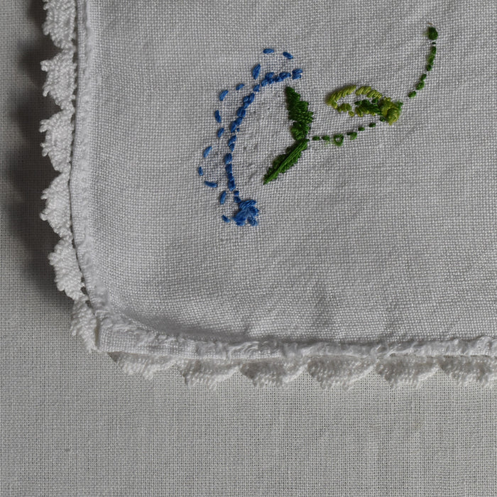 ヴィンテージテーブルセンター　青い花の刺繍