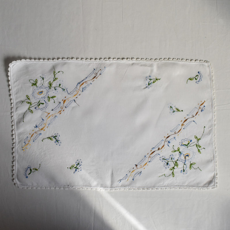 ヴィンテージテーブルセンター　青い花の刺繍