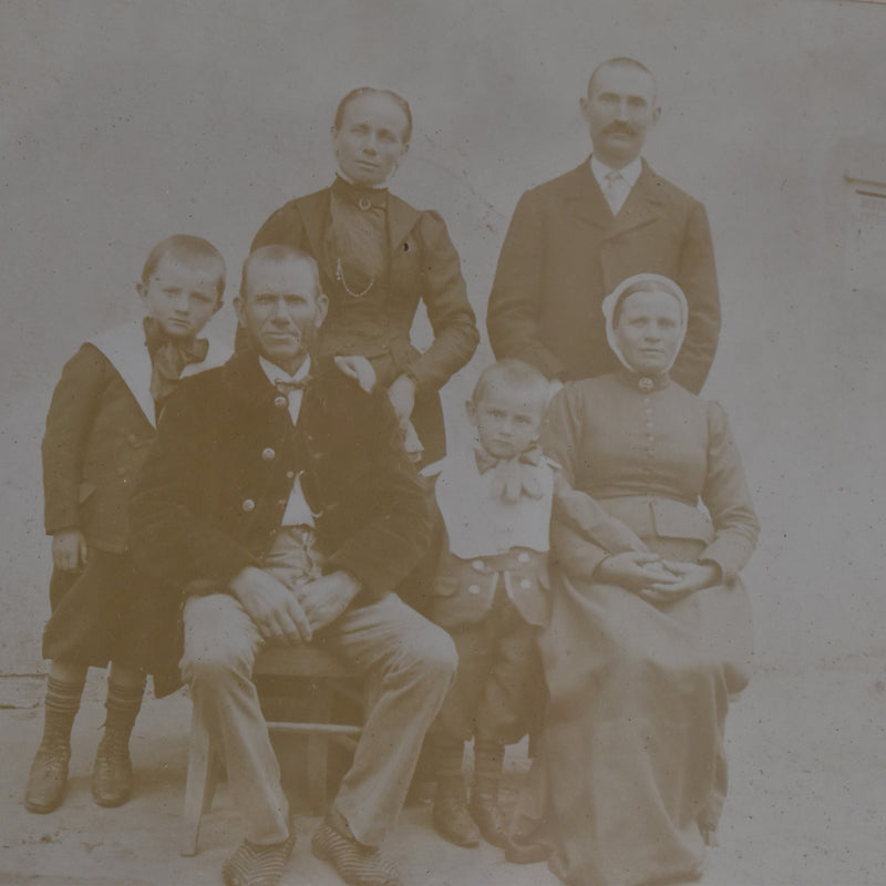 Antique frame with photo: Famille