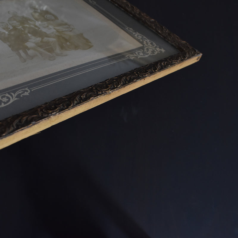 Antique frame with photo: Famille