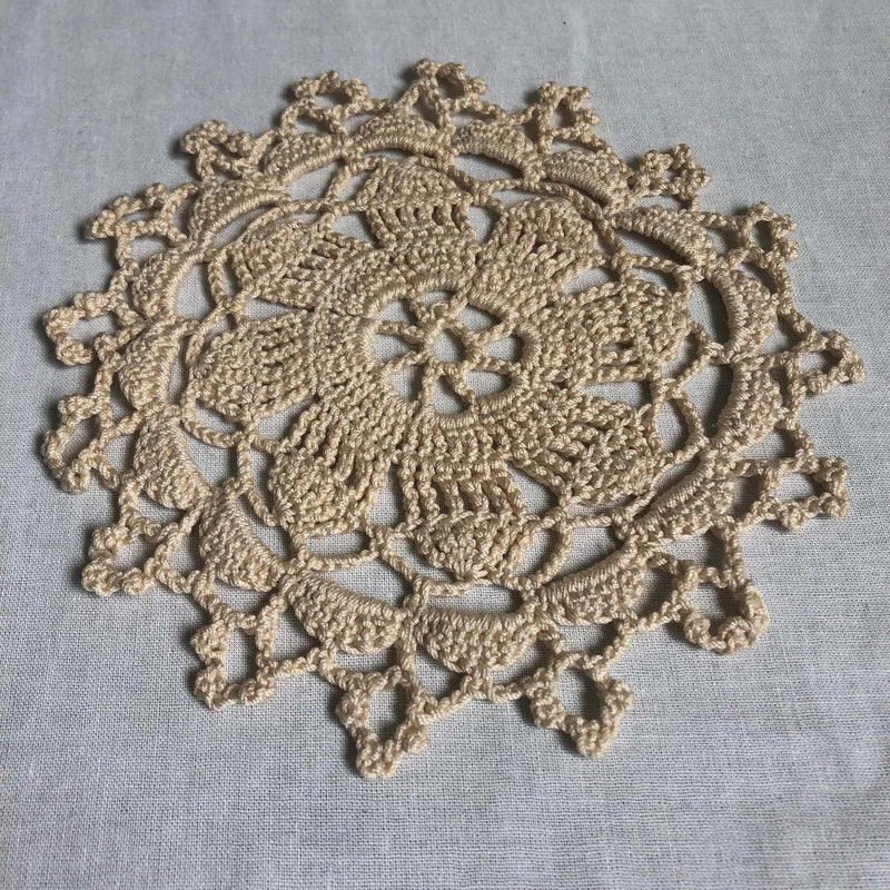 ヴィンテージ　手編みレースドイリー　A