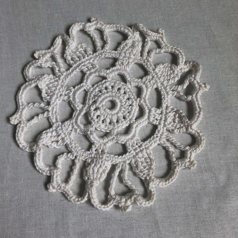 ヴィンテージ　手編みレースドイリー　D