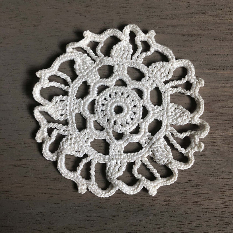 ヴィンテージ　手編みレースドイリー　D