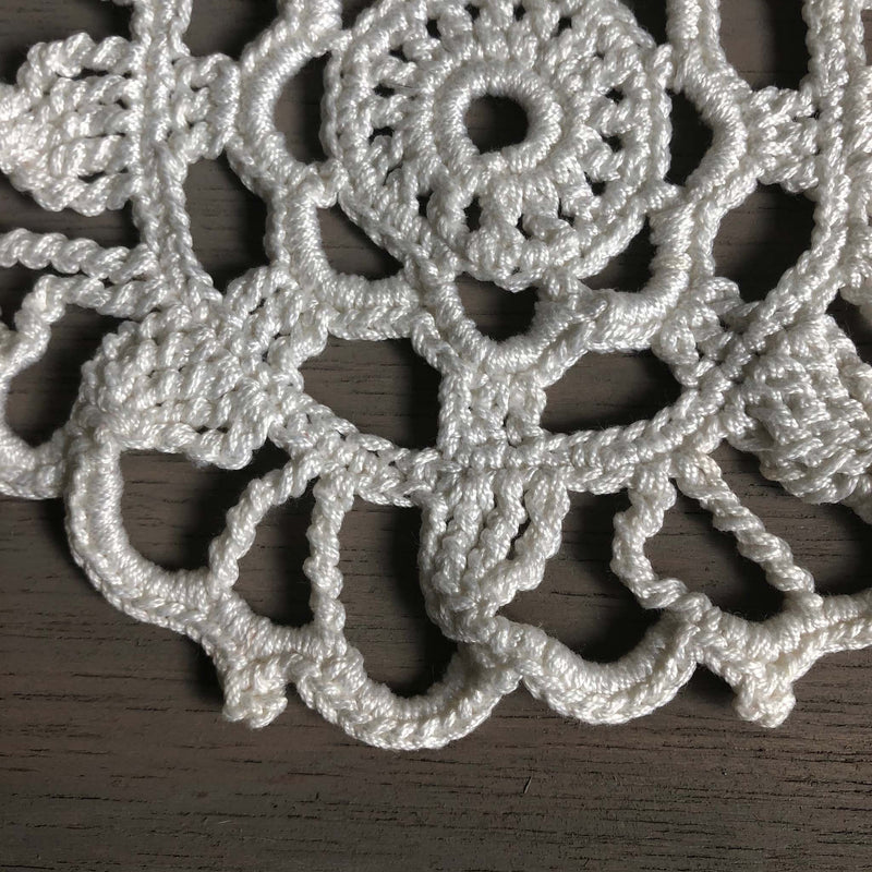 ヴィンテージ　手編みレースドイリー　D