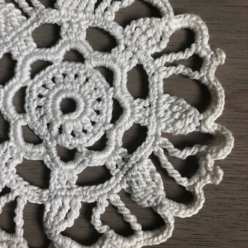 ヴィンテージ　手編みレースドイリー　D