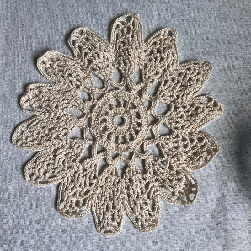 ヴィンテージ　手編みレースドイリー　B