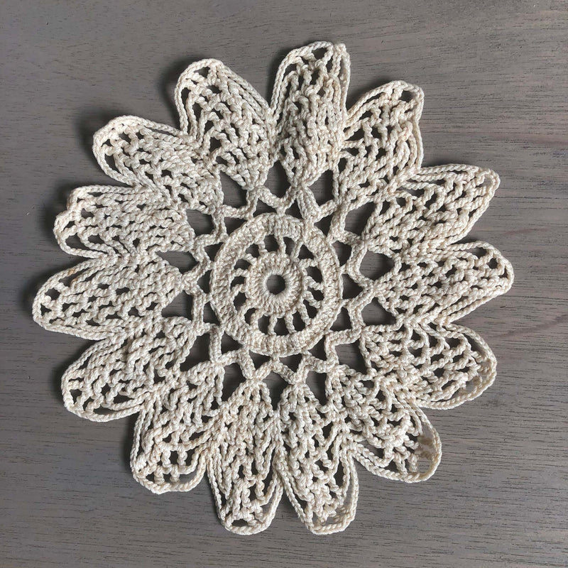 ヴィンテージ　手編みレースドイリー　B