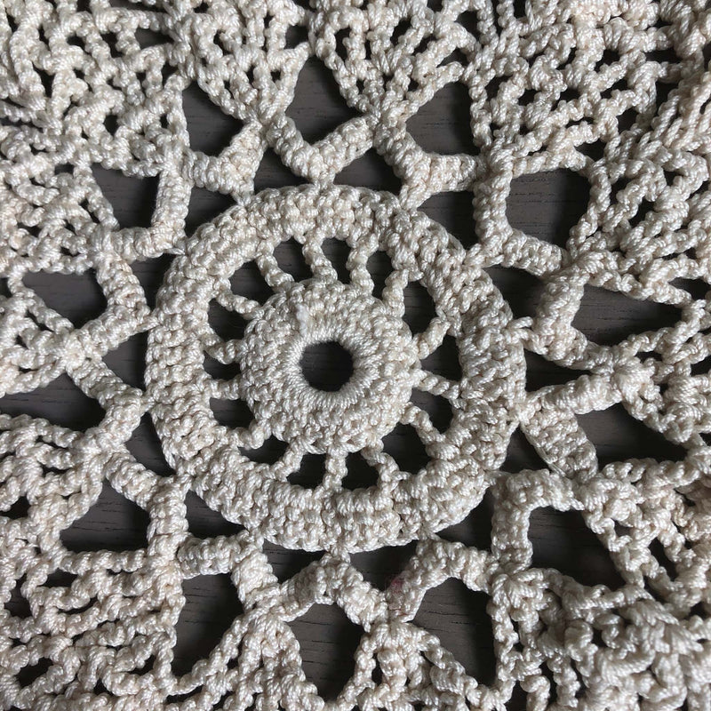 ヴィンテージ　手編みレースドイリー　B