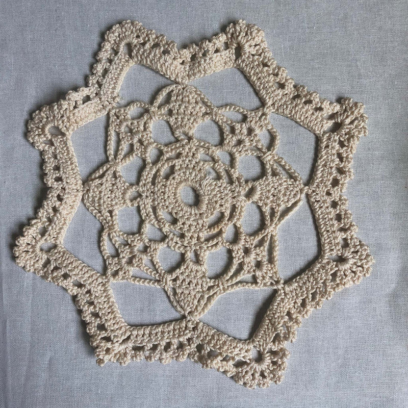 ヴィンテージ　手編みレースドイリー　C
