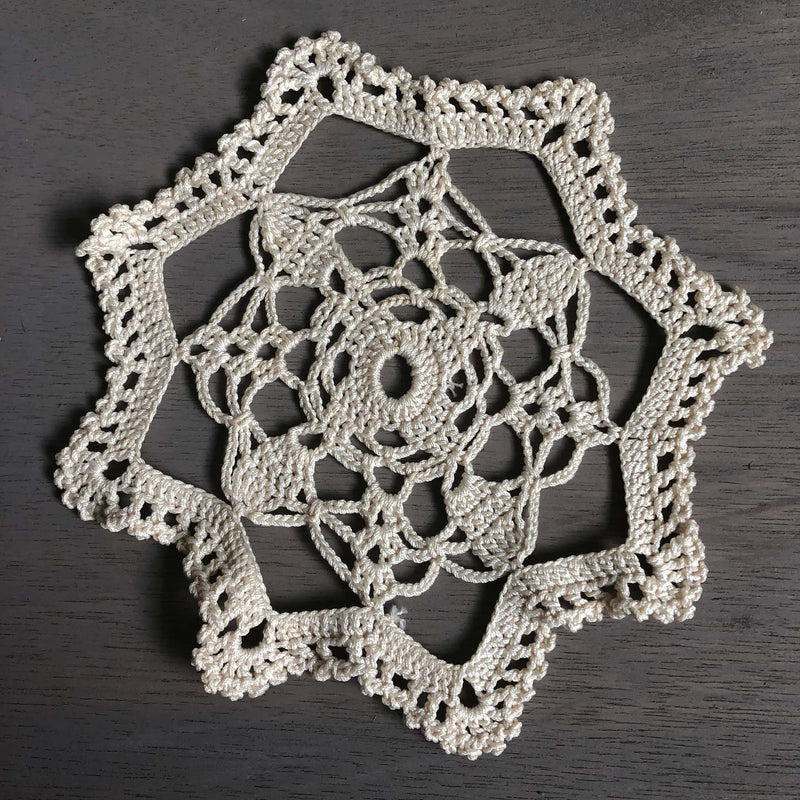 ヴィンテージ　手編みレースドイリー　C