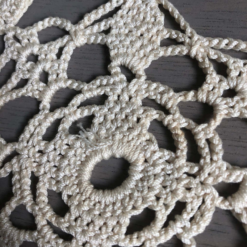 ヴィンテージ　手編みレースドイリー　C