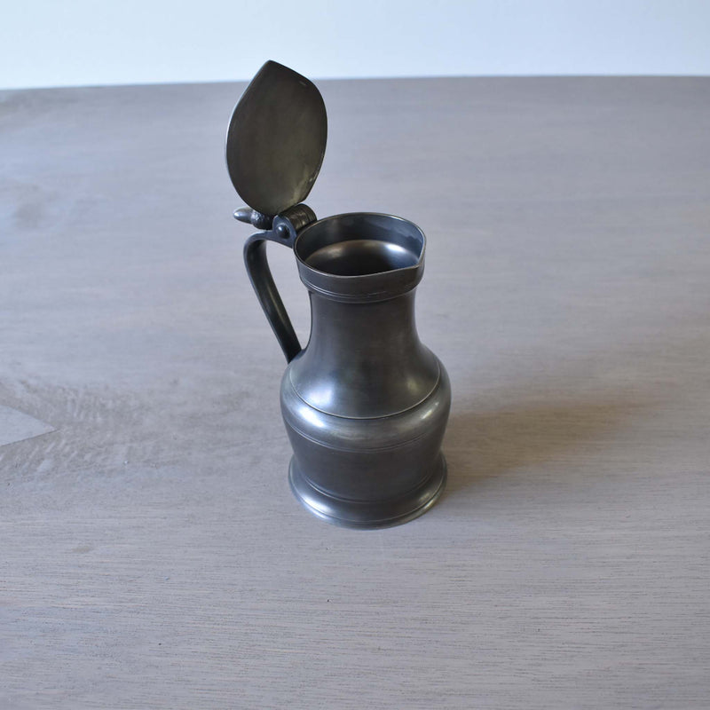 ピューターのジャグ　どんぐり　中