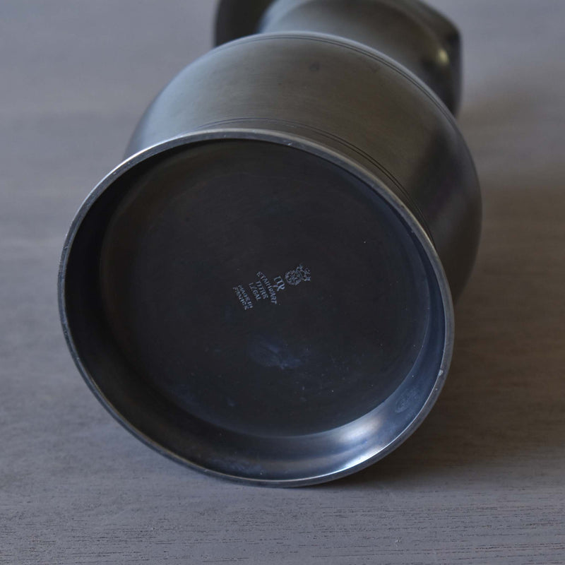 ピューターのジャグ　どんぐり　中