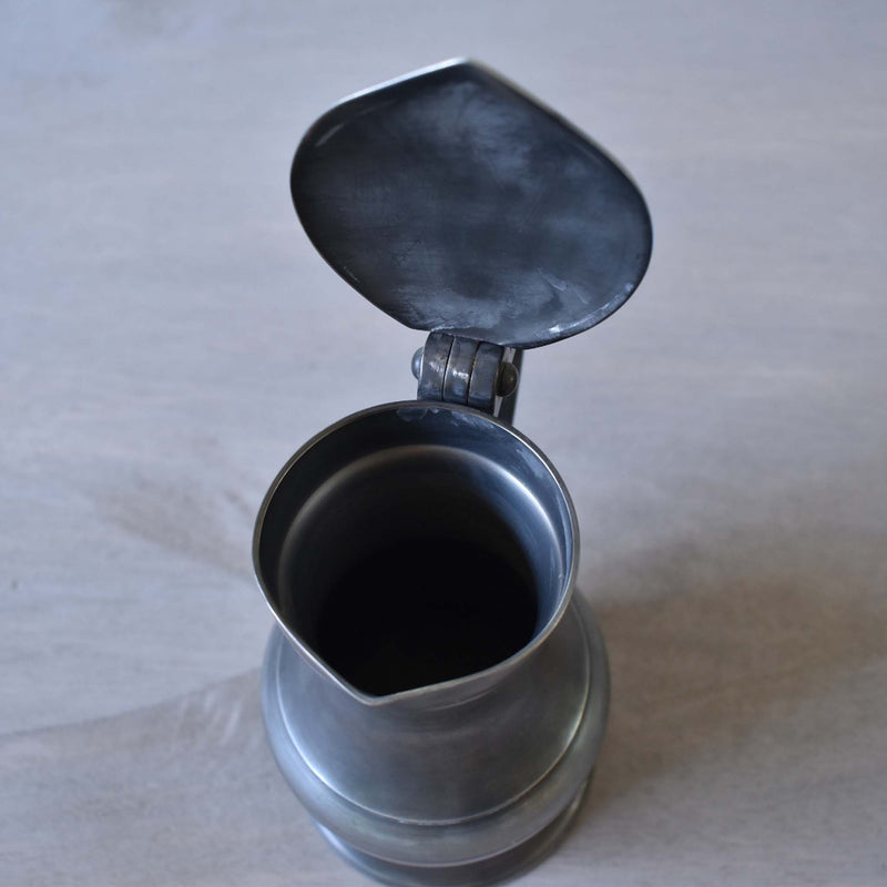 ピューターのジャグ　どんぐり　中