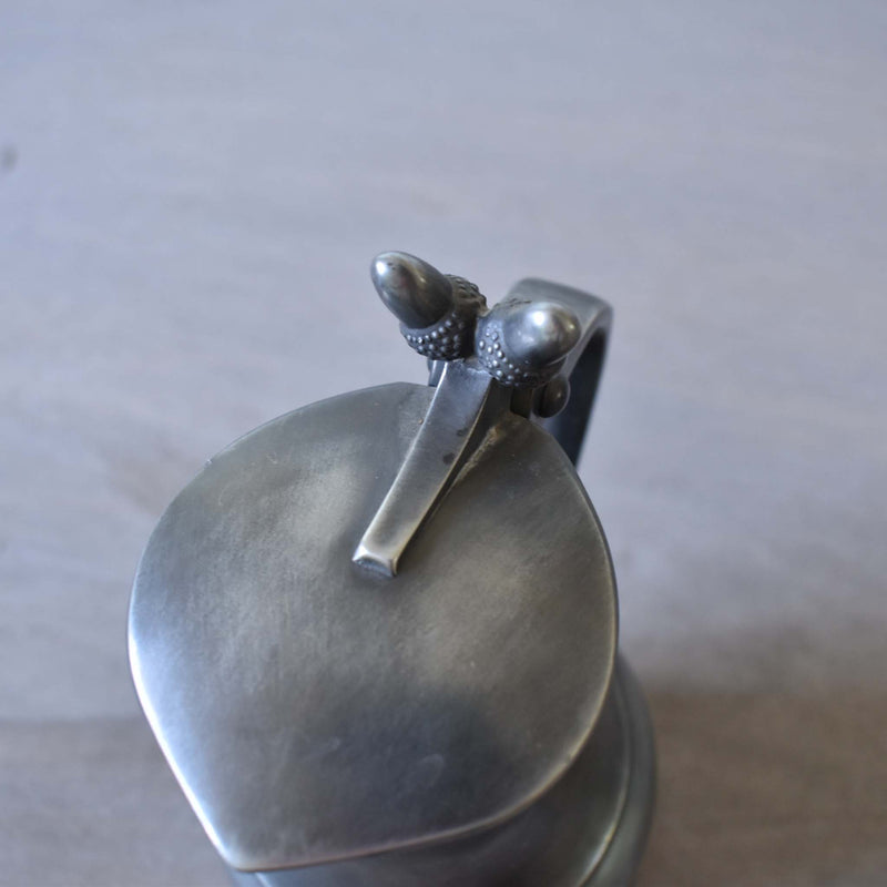 ピューターのジャグ　どんぐり　中