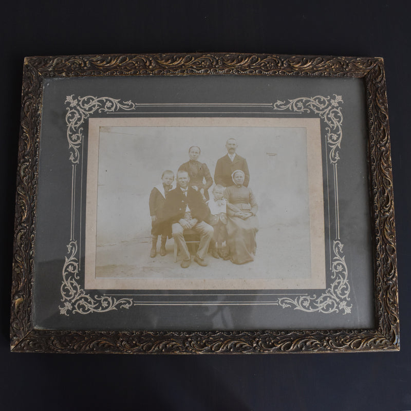 Antique frame with photo: Famille